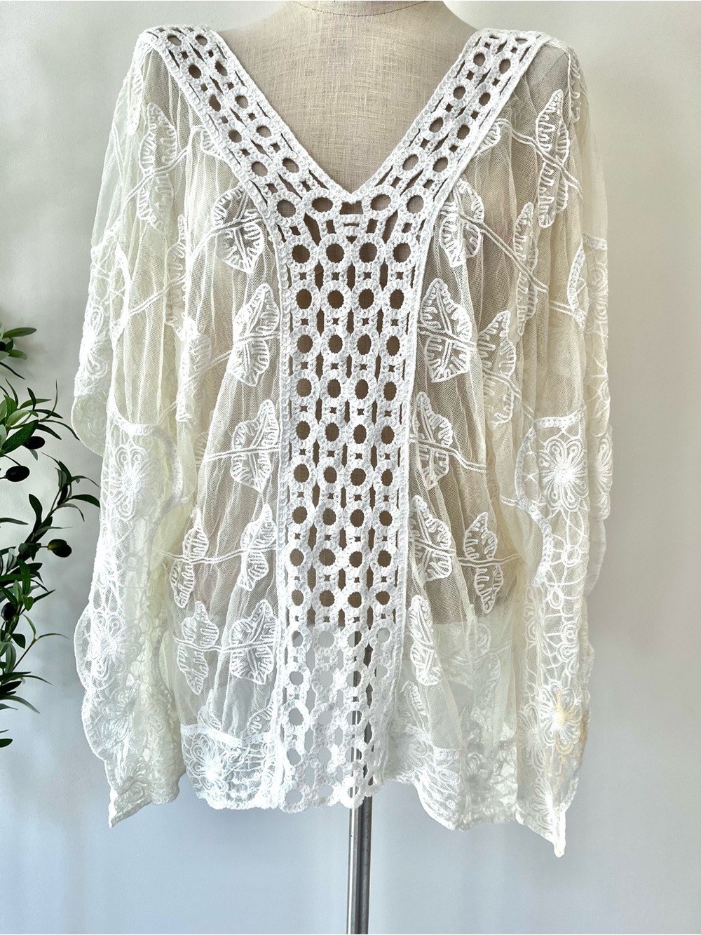 Renjo White Lace Crochet Flowy drapey V-Neck Women's Top